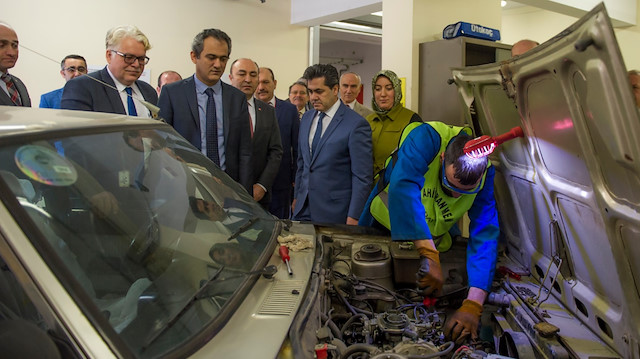 Ankara Altıdağ'daki Ahi Evran Mesleki Eğitim Merkezi'ni ziyaret etti.