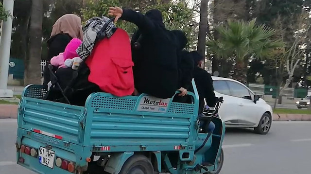 Motosiklet sepetinde bebek arabasıyla tehlikeli yolculuk