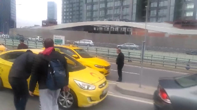 Taksici trafik gerekçesiyle yolcuları yolun ortasında indirdi
