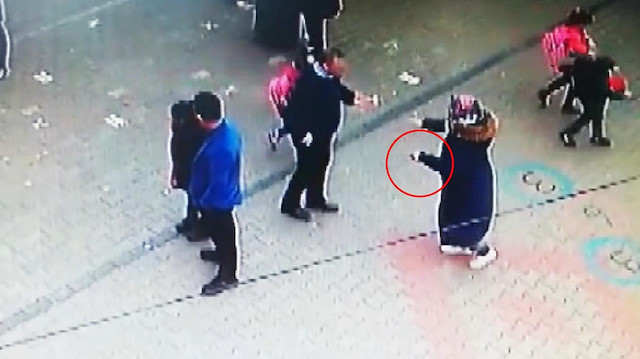 Kadın velinin erkek öğretmeni bıçakla yaraladığı anlar