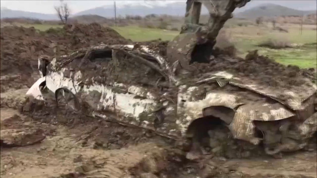 PKK'nın çukura gömdüğü araç iş makinesiyle çıkarıldı