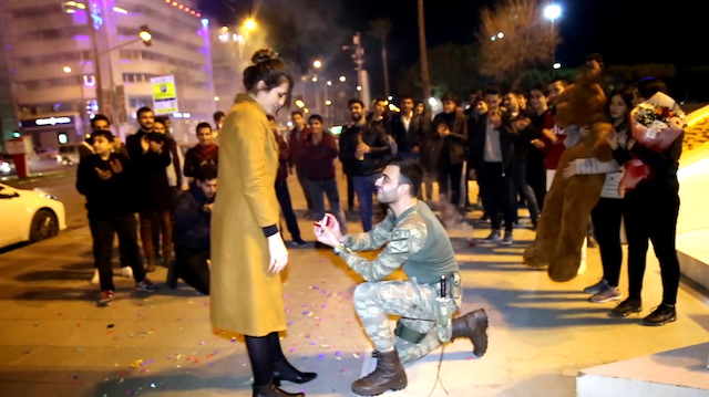 Mehmetçik'ten sürpriz evlenme teklifi