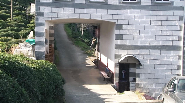 Caminin altından geçen köy yolu görenleri şaşırtıyor