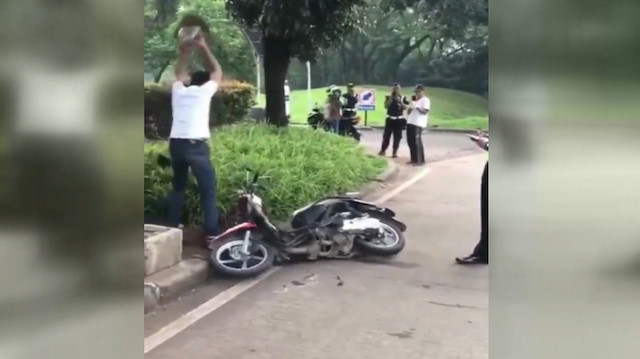 Cezaya kızan sürücü motosikletini parçaladı