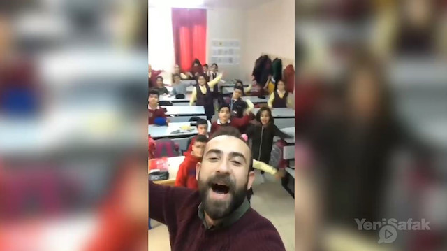 Öğrencilerini İbrahim Erkal şarkısıyla coşturan öğretmen