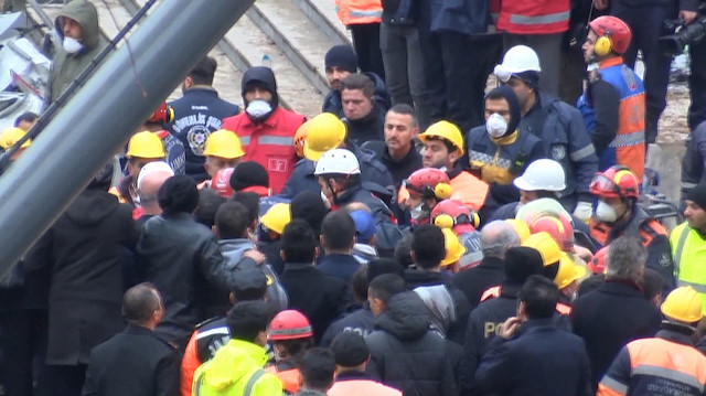 16 yaşındaki genç 45 saat sonra enkazdan kurtarıldı