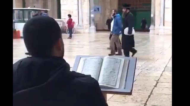 Filistinli genç Mescid-i Aksa baskını sırasında Kur'an okuyarak tepki gösterdi
