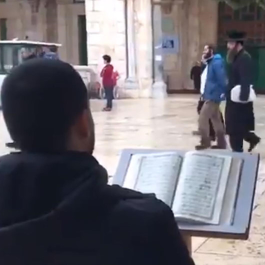Filistinli genç Mescid-i Aksa baskını sırasında Kur'an okuyarak tepki gösterdi