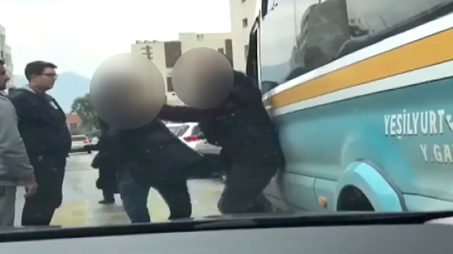 Minibüsçüyü tekme tokat döven kadın yolcu kamerada