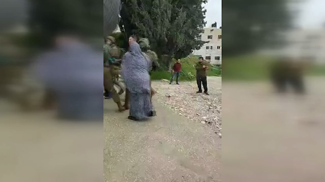 İsrail askerleri yaşlı kadını kadını darp etti