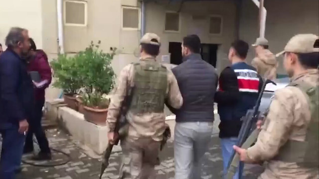 Terörist kıyafeti ve silahla poz veren zanlı tutuklandı
