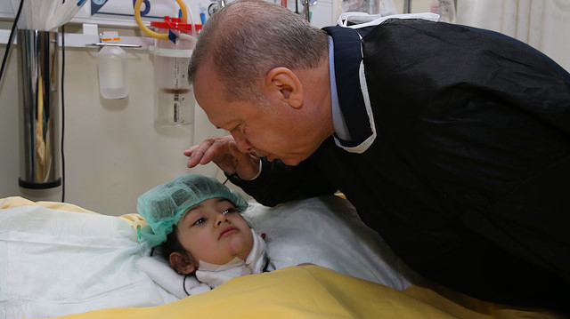 Erdoğan bina çökmesi sonucu yaralananları ziyaret etti