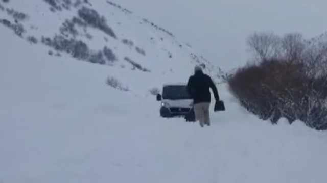 Karlıova’da yola çığ düştü, evin çatısı çöktü