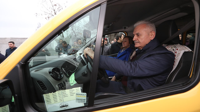 İstanbul'da temaslarına devam eden AK Parti'nin İBB Büyükşehir Belediye Başkan Adayı Yıldırım Kadıköy-Taksim dolmuşunu kullandı.