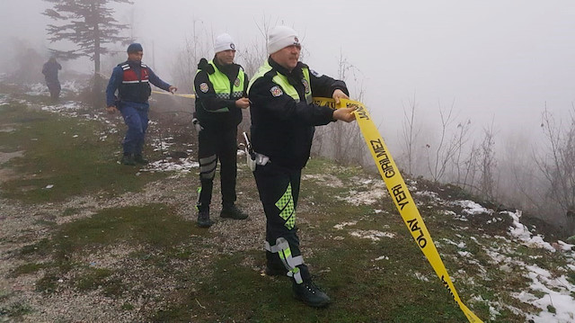 İhbar üzerine olay yerine polisler güvenlik şeridi çekti.