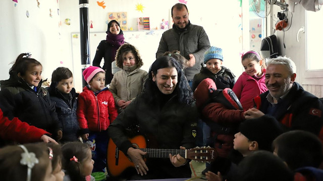 Murat Kekilli savaş mağduru çocukları şarkılarıyla şenlendirdi