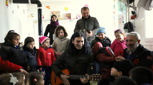 Murat Kekilli savaş mağduru çocukların yüzünü güldürdü.