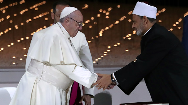 Papa Francis, Abu Dabi'de El-Ezher Şeyhi Ahmed Tayyib ile bir araya gelmişti.