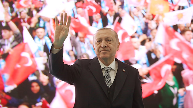 Erdoğan sahneye 'Kayahan' şarkısıyla çıktı