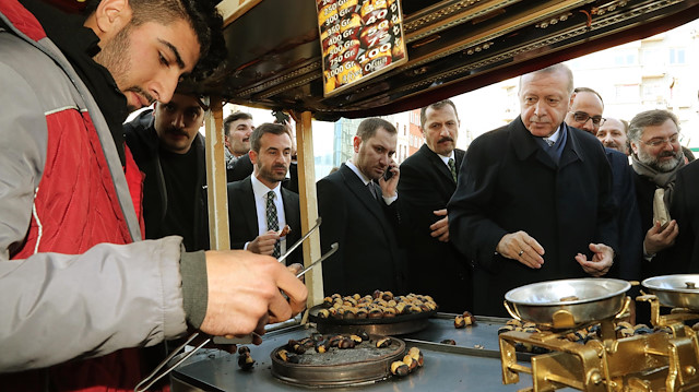 Erdoğan Taksim Cami ziyaretinden sonra vatandaşa simit dağıttı