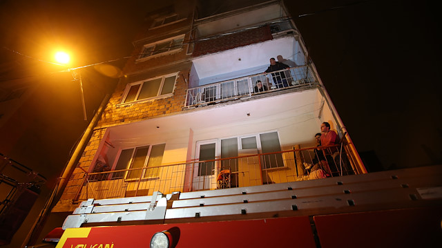 Alevlere teslim olan binada 15 kişi mahsur kaldı