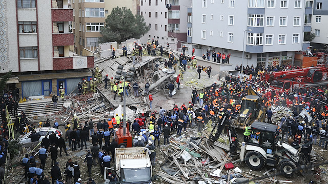 Kartal'da çöken binada enkaz kaldırma çalışmalarına devam ediliyor.