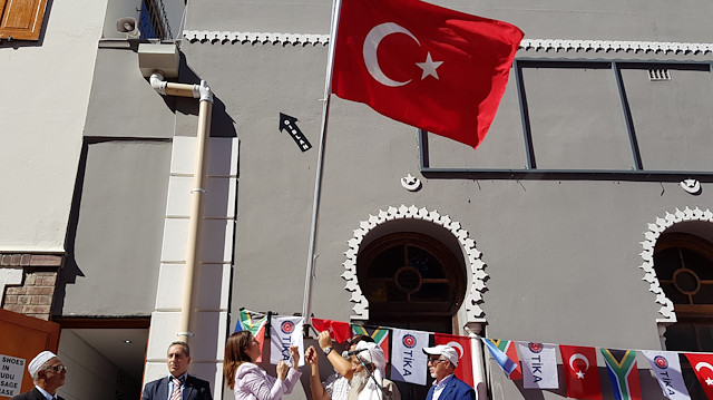 Güney Afrika'nın Cape Town şehrinde 135 yıl önce Osmanlı Sultanı 2. Abdulhamid'in yardımları ile inşa edilen Nur'ul Hamidiye Camisi'ne Türk bayrağı asıldı.