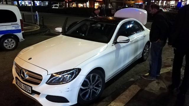 Son model lüks aracının anahtarını kaybeden vatandaş, polisin çağrısı üzerine olay yerine geldi.