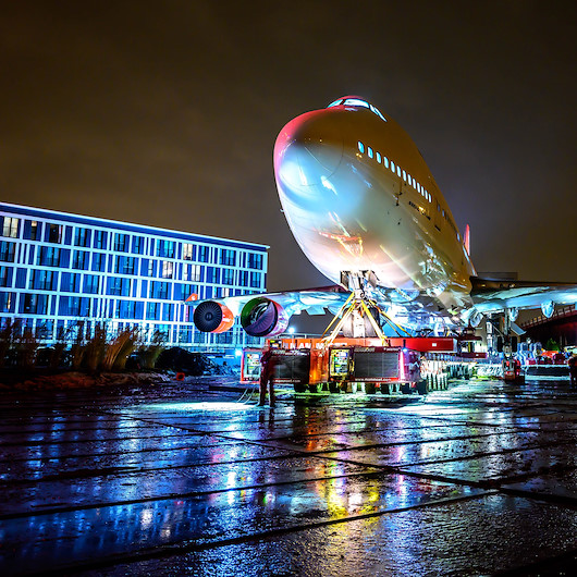 Hollanda'da Türk otelin bahçesine jumbo uçak konuşlandırıldı