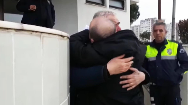 Kayıp babasına kavuşan adam dakikalarca ağladı
