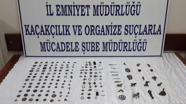 Polis tarafından ele geçirilen kaçak tarihi eserler emniyette sergilendi.