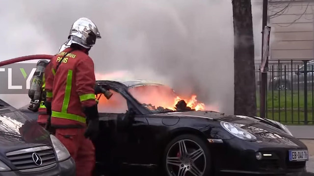 Göstericiler lüks araçları yaktı