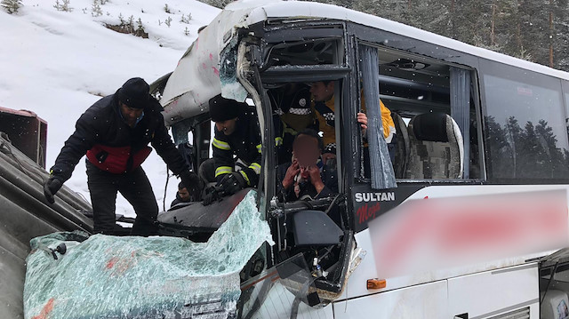Kazanın ardından servis midibüsü ciddi hasar gördü.