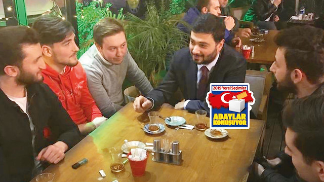 Her fırsatta gençleri dinlediğini belirten Öztekin, “Gençlerimiz bu işe ideolojik olarak bakmıyor. Kim ona dokunur ve derdini dinlerse ona oyunu veriyor” dedi.
