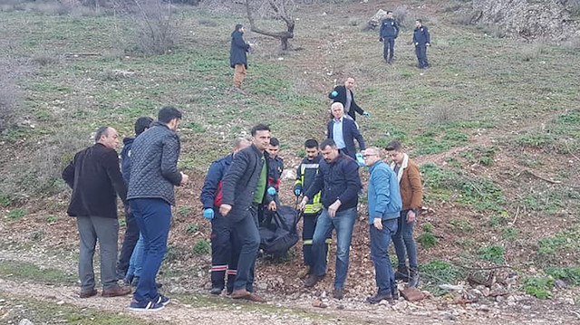 İhbar üzerine gelen itfaiye ekipleri, Sezer'i düştüğü kayalıklardan indirdi.