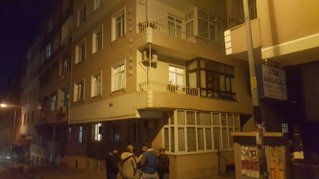 Mahalleye yayılan kötü koku üzerine olayın yaşandığı apartmana polis ekipleri geldi.