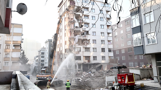 Çöken binanın yanındaki Yunus Apartmanı’nda her haneden bir kişi itfaiye merdiveni ile çıkarıldığı kattan değerli eşyalarını aldı. Tahliyenin ardından yıkım başlatıldı.