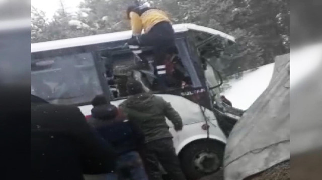 Sarıkamışta midibüs kazası: Çok sayıda yaralı var