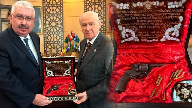 Semih Yalçın tarafından özel bir paket içerisinde Bahçeli'ye hediye edilen tabanca.