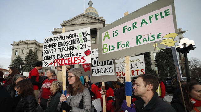 Denver'de öğretmenler protesto gösterisi düzenledi.