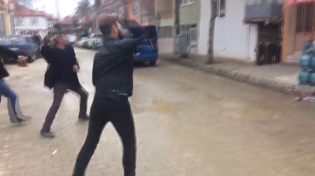 Cinsel istismardan gözaltına alınan bakkalın camlarını indirdiler