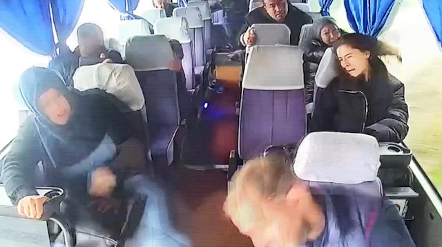 Midibüs kazasında yaşanan panik anları araç kamerasında