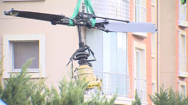 Çekmeköyde düşen helikopterin enkazı vinç yardımıyla kaldırıldı