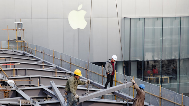 Apple mağazası dışında çalışma yapan işçiler.