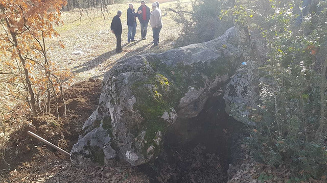 Jandarma, kaçak kazı yapanlara baskın düzenledi.