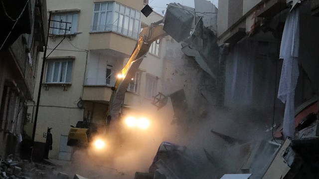 Ekipler, doğal gaz patlamasında hasar gören binaları yıktı.