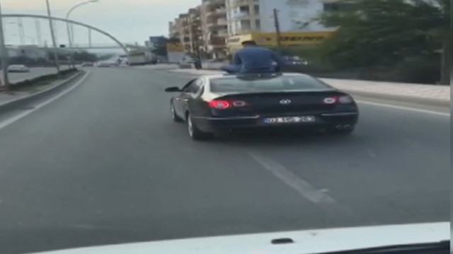 Otomobilin tavanında kilometrelerce yolculuk yaptı