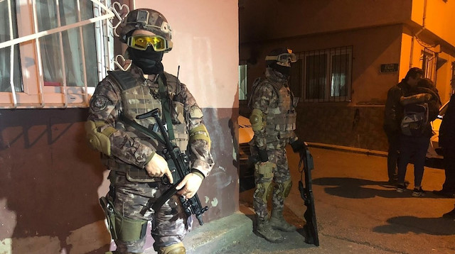 Polis ekipler yüzlerce eve baskın düzenledi.