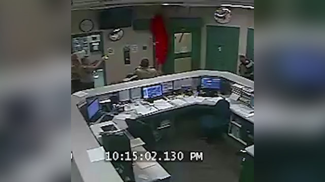 Firar etmeye çalışan mahkum gardiyanların ortasına düştü