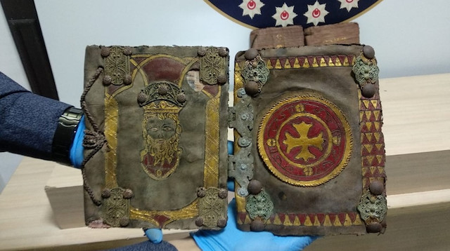 Paha biçilemeyen bin yıllık kitapları çöpten bulmuşlar